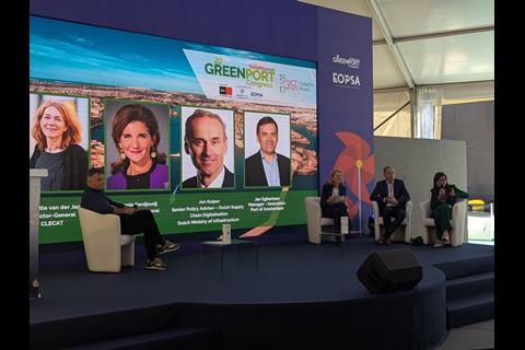 Final panel speakers Jan Egbertsen, Nicolette van der Jagt, Jon Kuiper and Lamia Kerdjoudj discuss digitalisation in port logistics.